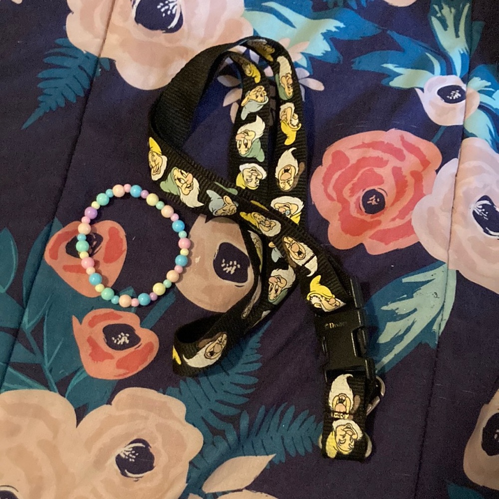 Bundle seven dwarfs keychain and a bracelet!